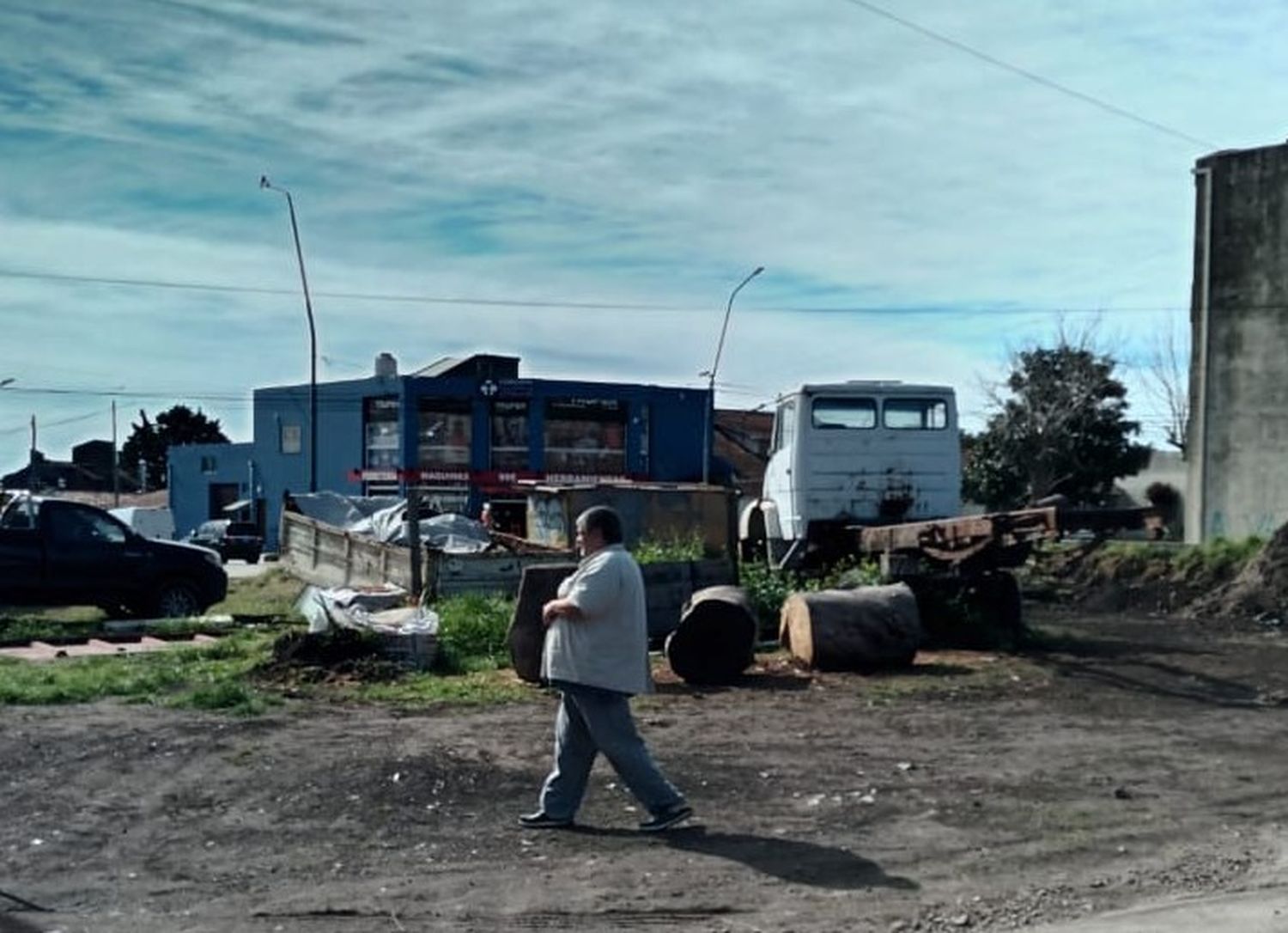 Intiman por segunda vez a quien almacenó maquinaria y materiales en un baldío para que no lo ocupen