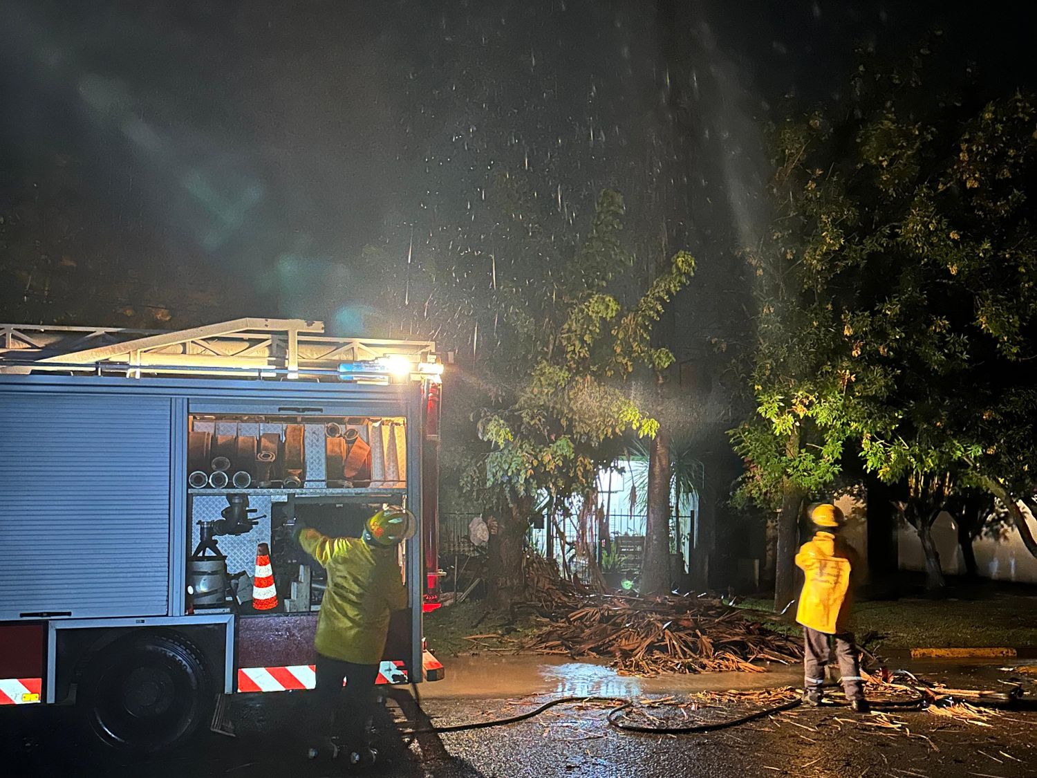 Tormenta en Crespo: 90 mm de lluvia y un rayo que provocó un incendio