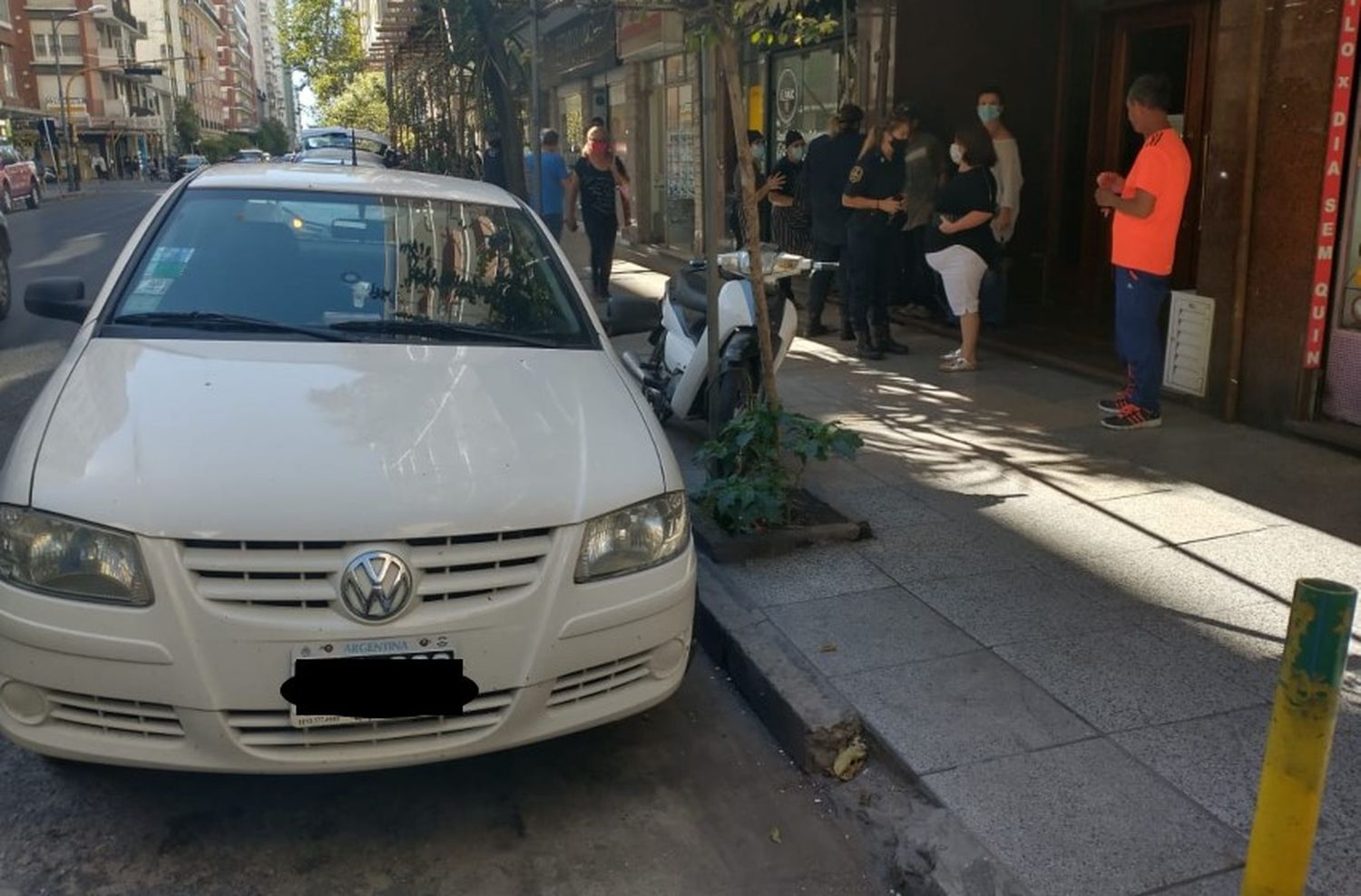 Un balde de pintura cayó, manchó un auto que estaba estacionado y desató una pelea entre vecinos