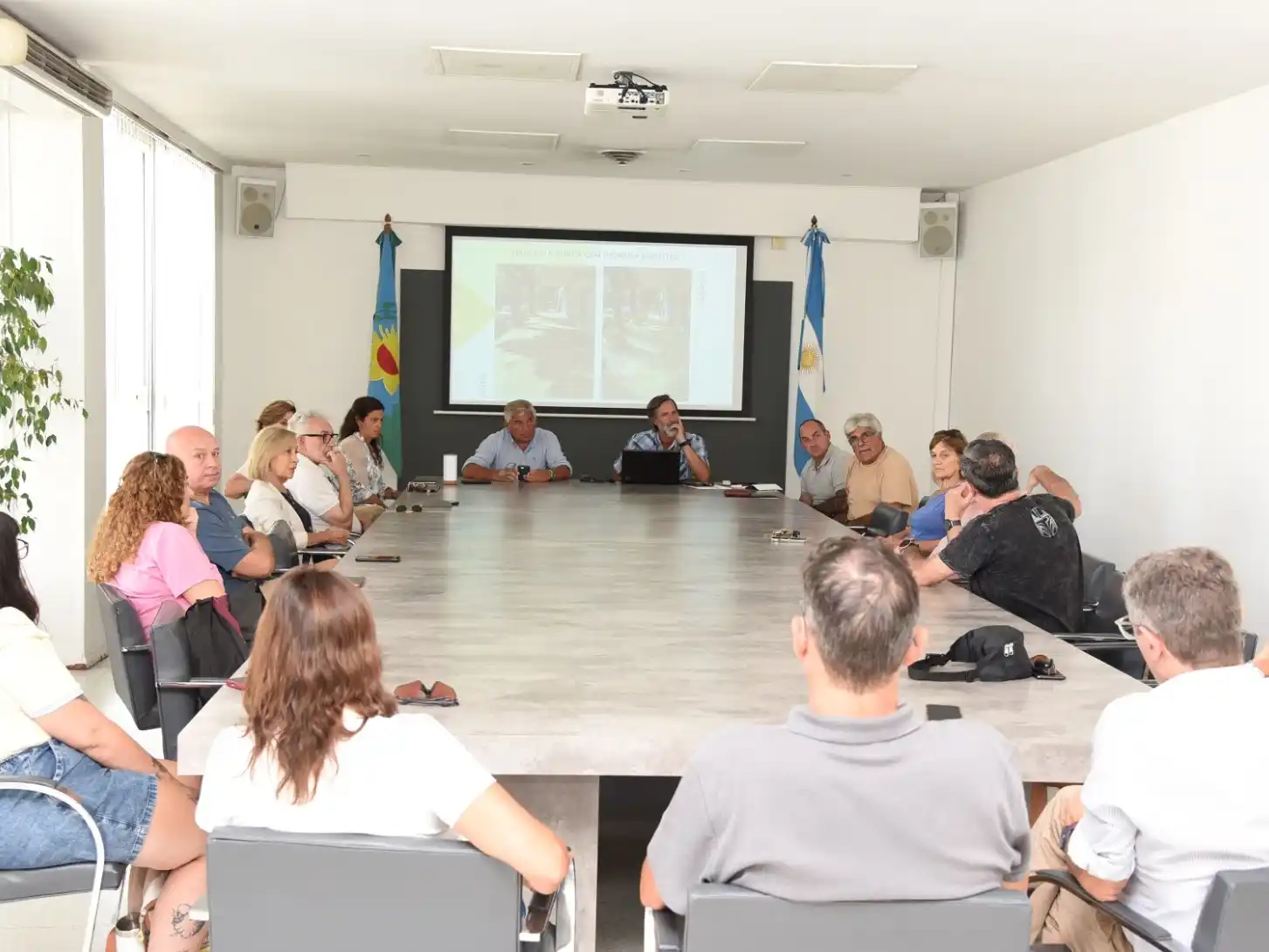 La reunión fue convocada en conjunto con la Cámara Empresaria y contó con la participación de diversos funcionarios.
