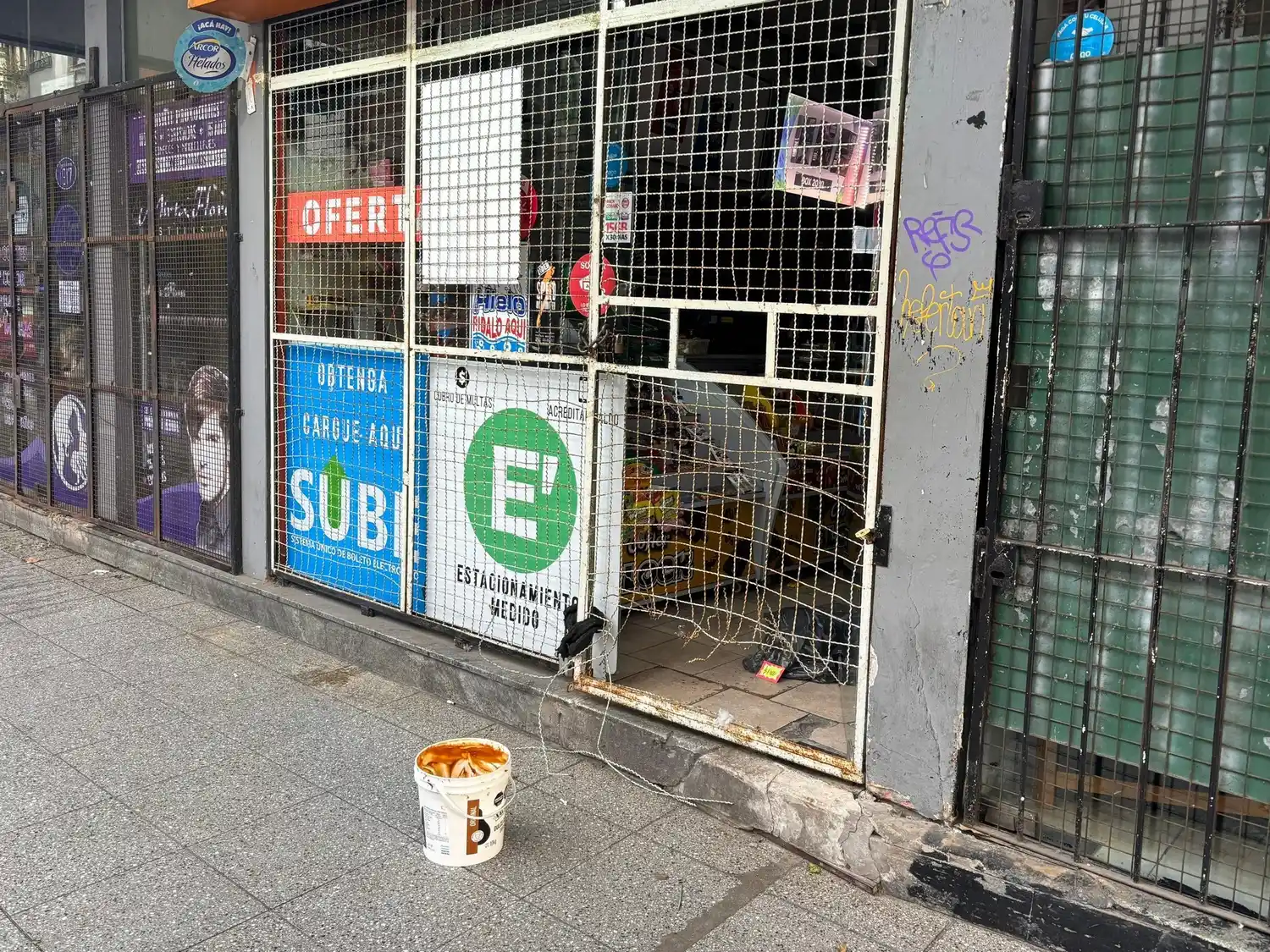 Un malviviente levantó la reja para ingresar a robar, pero fue atrapado en el acto.