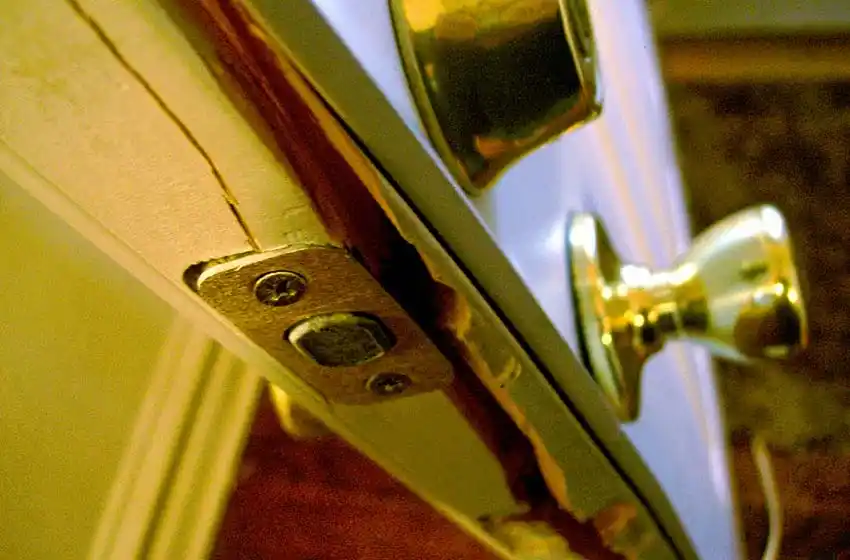 Quedó detenido por romperle la puerta a su ex