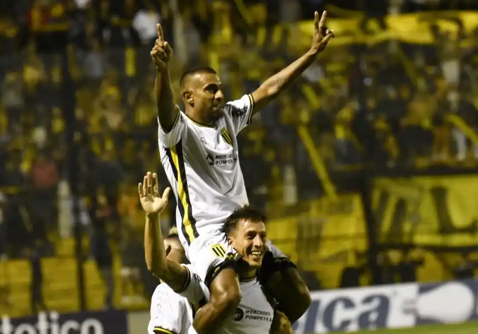 Chávez descolló con tres goles para Almirante Brown.