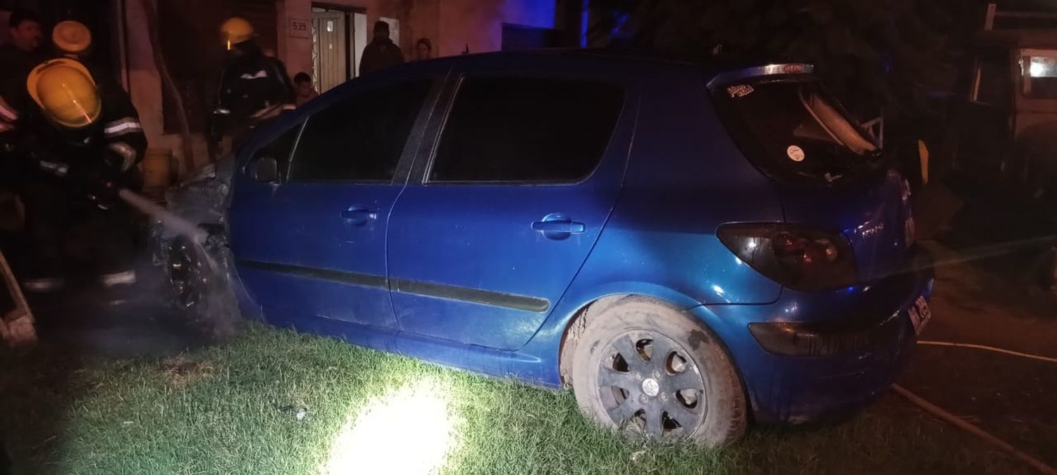 Incendio de un auto en la madrugada venadense