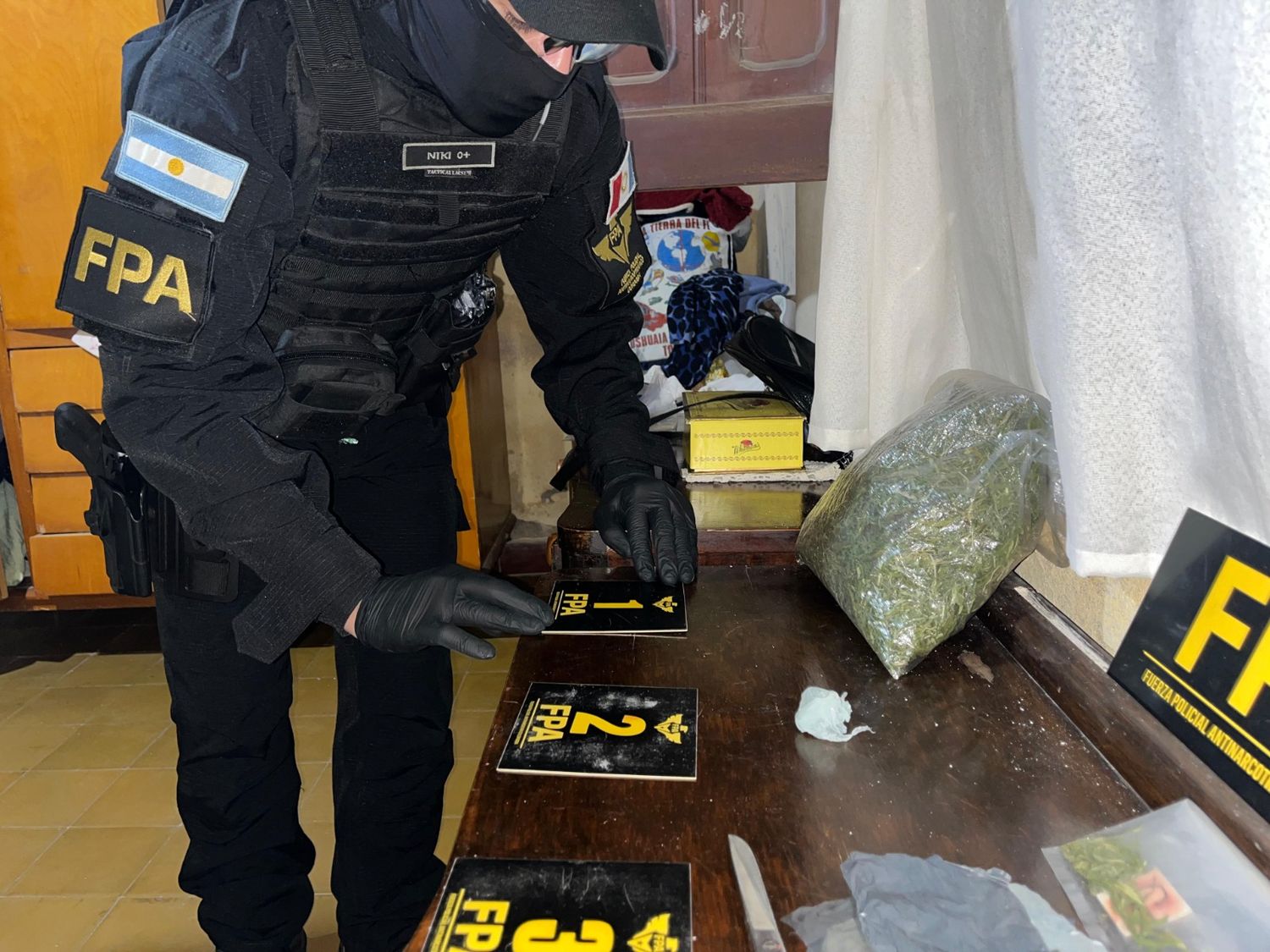 En uno de los allanamientos se secuestraron 325 dosis de marihuana