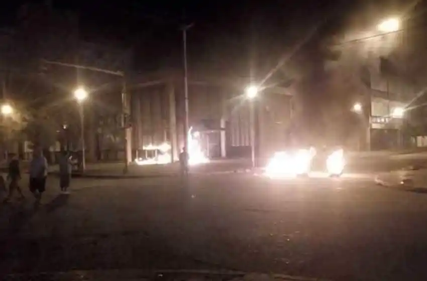 Prendieron fuego el frente de la Cooperativa Integral por el crimen de Gastón Gallardo