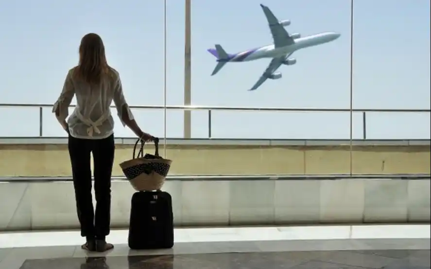 Ante los rumores de la implementación de un "dólar turista" o impuesto a pasajes al exterior, explotaron las consultas por viajes