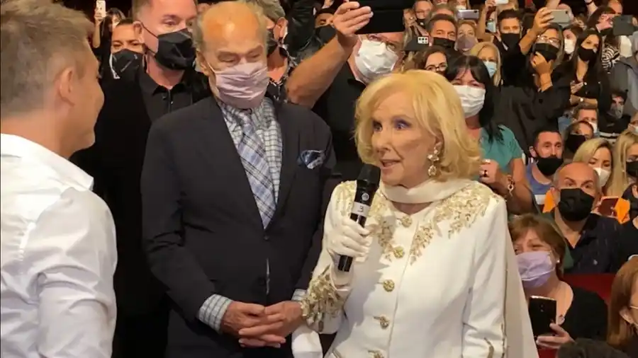 Mirtha Legrand fue al teatro a ver a Suar y Peretti y fue ovacionada por el público