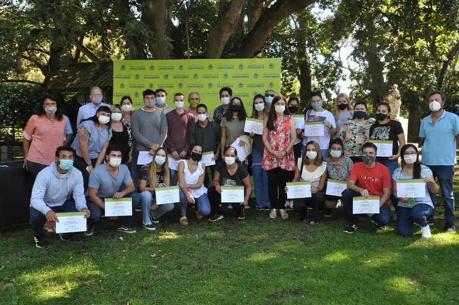 Gastón entregó un reconocimiento a jóvenes integrantes del CETEC