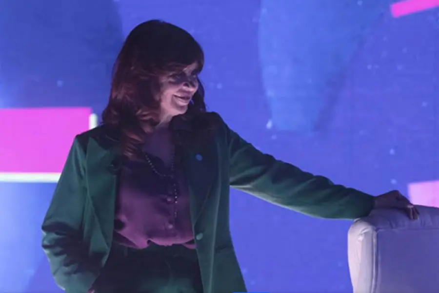 No tardó en llegar la respuesta de Cristina a Toto Caputo: "No es el primero de su familia en querer hacerme callar"