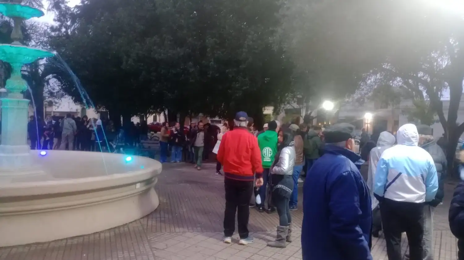 A pesar del mal tiempo, vecinos se manifiestan en la Plaza Urquiza contra de la Ley de Propiedad Privada