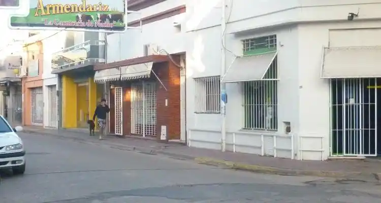 Vecinos apagaron luces, bajaron persianas y cerraron comercios para sumarse a la marcha