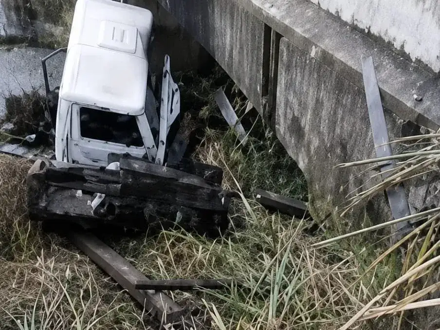 Volcó un camión en la Ruta 88 y terminó dentro del arroyo Las Brusquitas