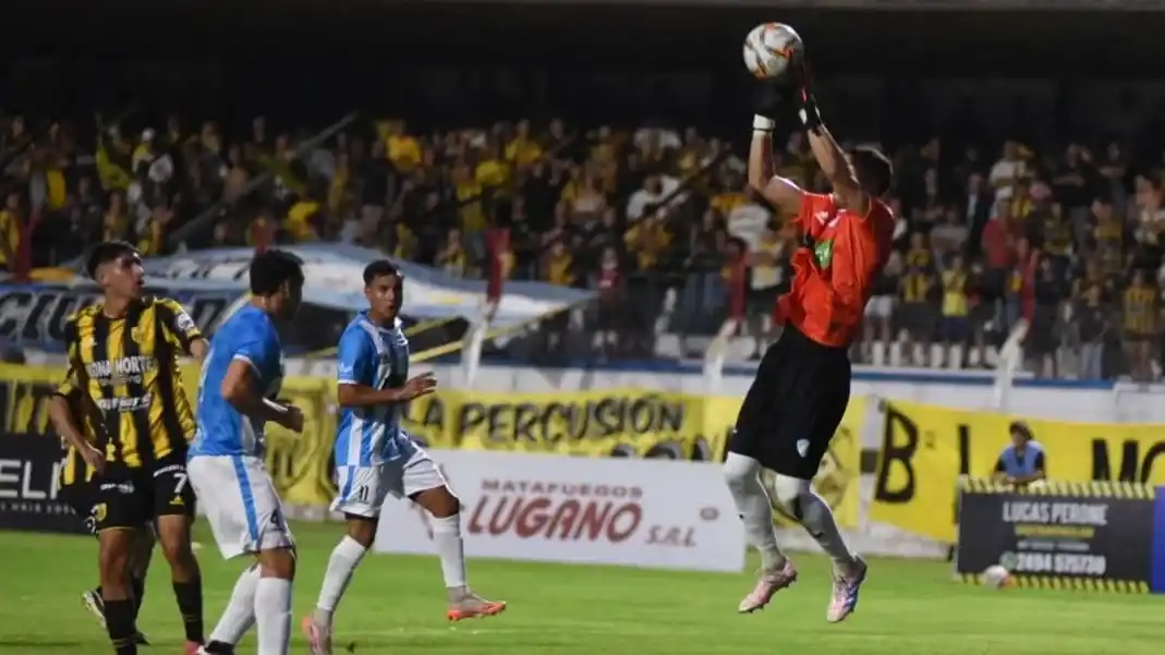 Torres atrapa arriba, con Chávez llegando de frente.