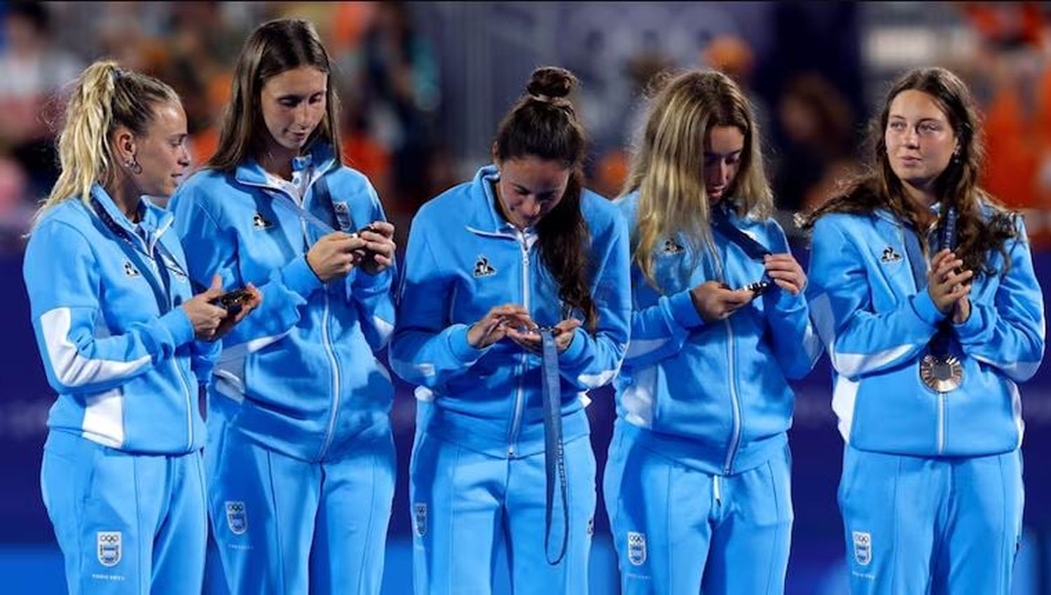 Las Leonas y la emoción por subirse una vez más al podio.