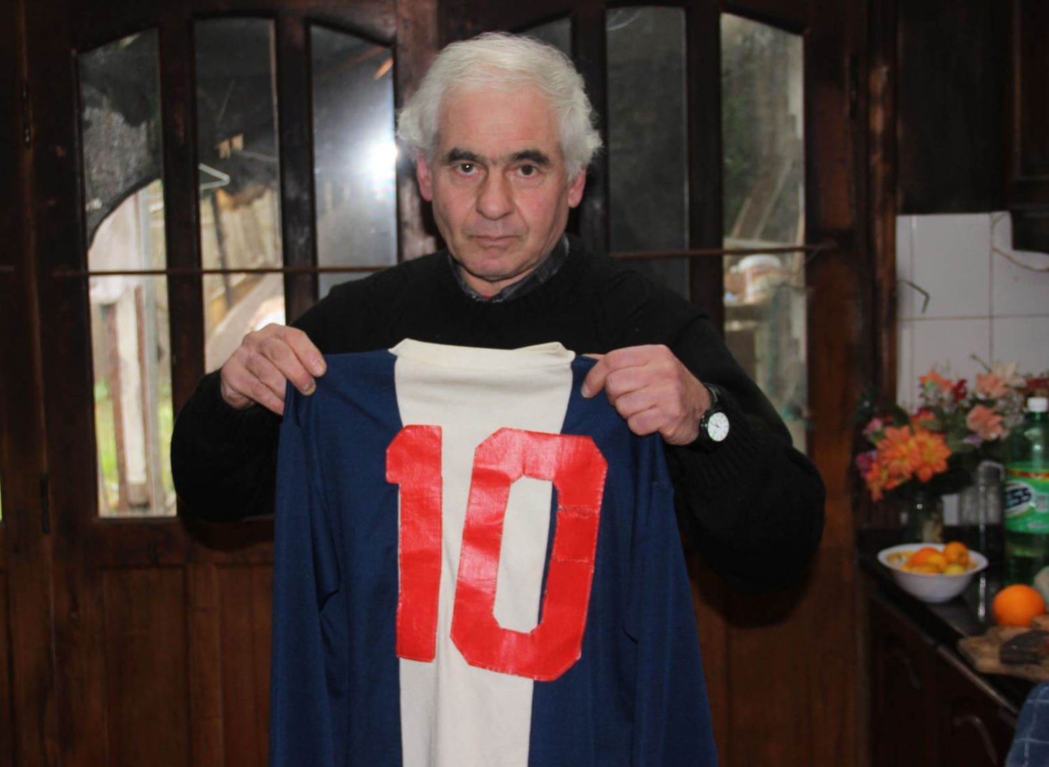 Ángel Mastrángelo con su camiseta 10.