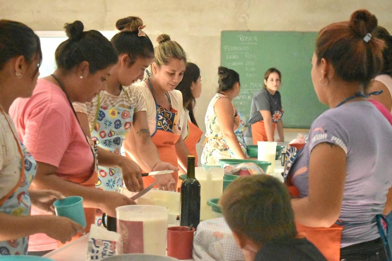 Participantes del proyecto "Sabores: Unidad Productiva" en plena labor. Foto: Gentileza La Quinta