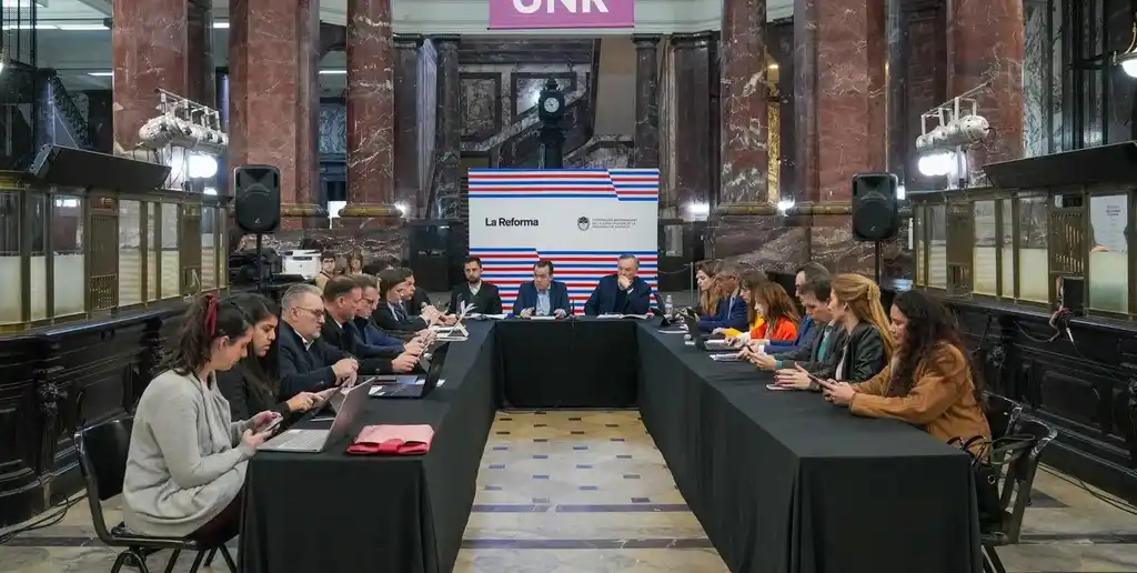 La parte dogmática y la orgánica de la reforma se ordenan en el acto final de la Redactora. Se trata de armonizar el texto de 1962 con los profundos cambios de "la nueva Constitución del '25" como ahora llaman a su obra los convencionales.