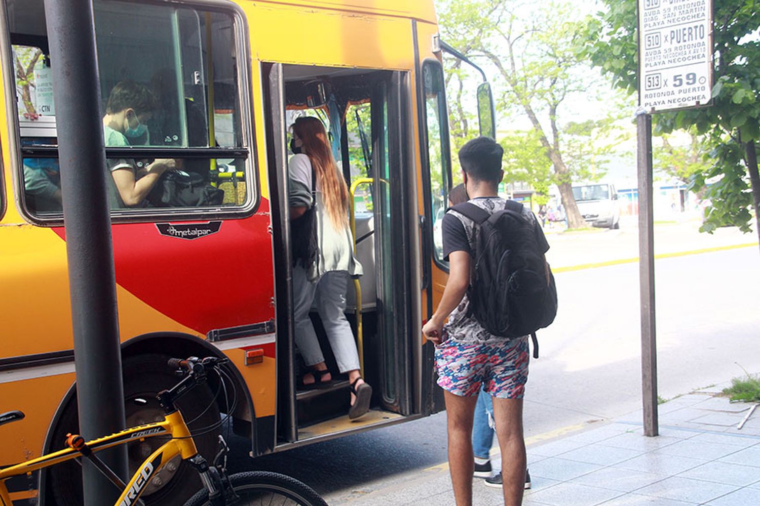 Evalúan aumentos de taxi y colectivo