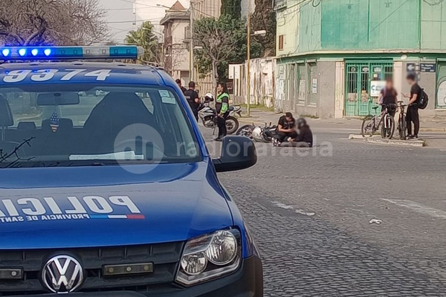 Un ciclista y una moto impactaron en una concurrida esquina de la ciudad