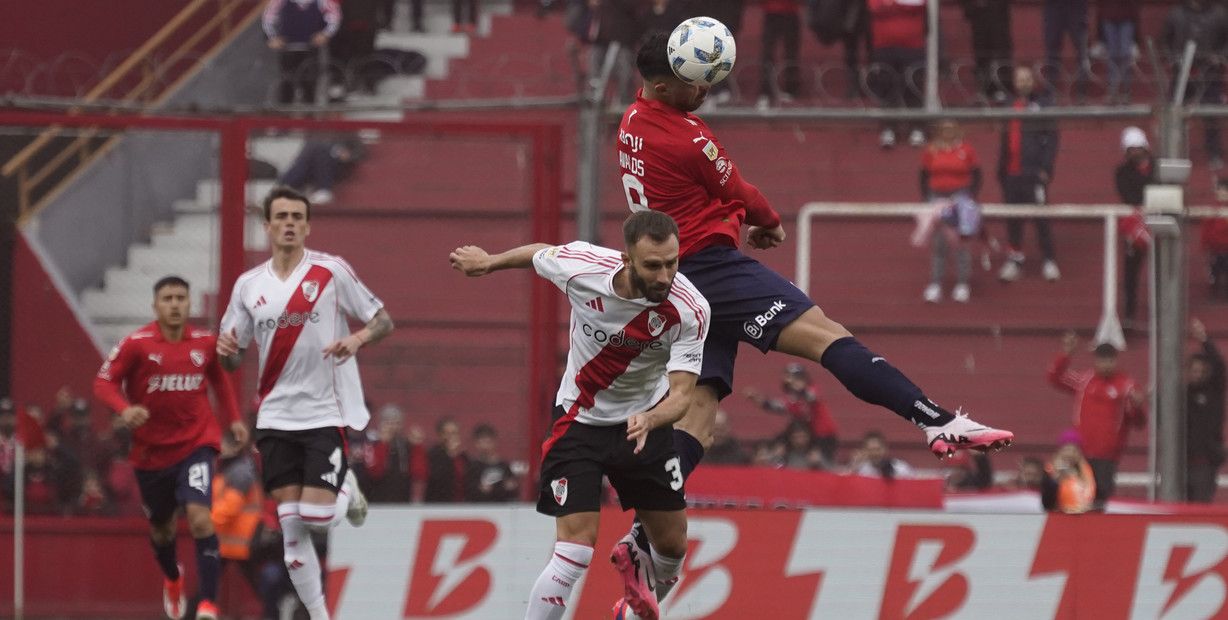 River, con un jugador más gran parte del partido, no pudo con Independiente