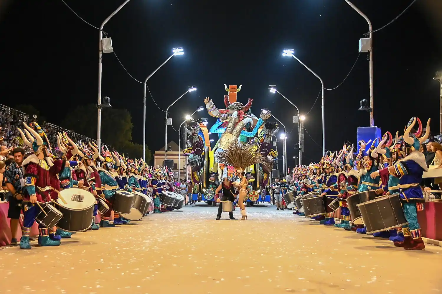 La pasarela del Corsódromo comenzará a brillar esta noche con el Carnaval del País