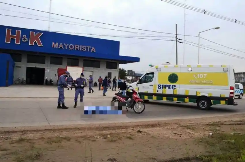 Una mujer perdió el control de su moto, cayó al piso y murió