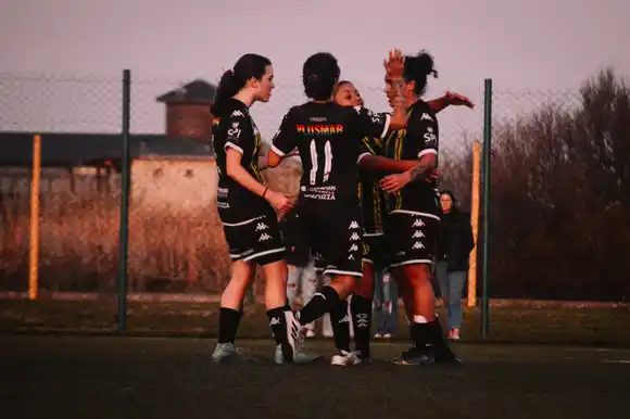 Aldosivi se quedó con los tres puntos frente a Laferrere y vuelve a la cima