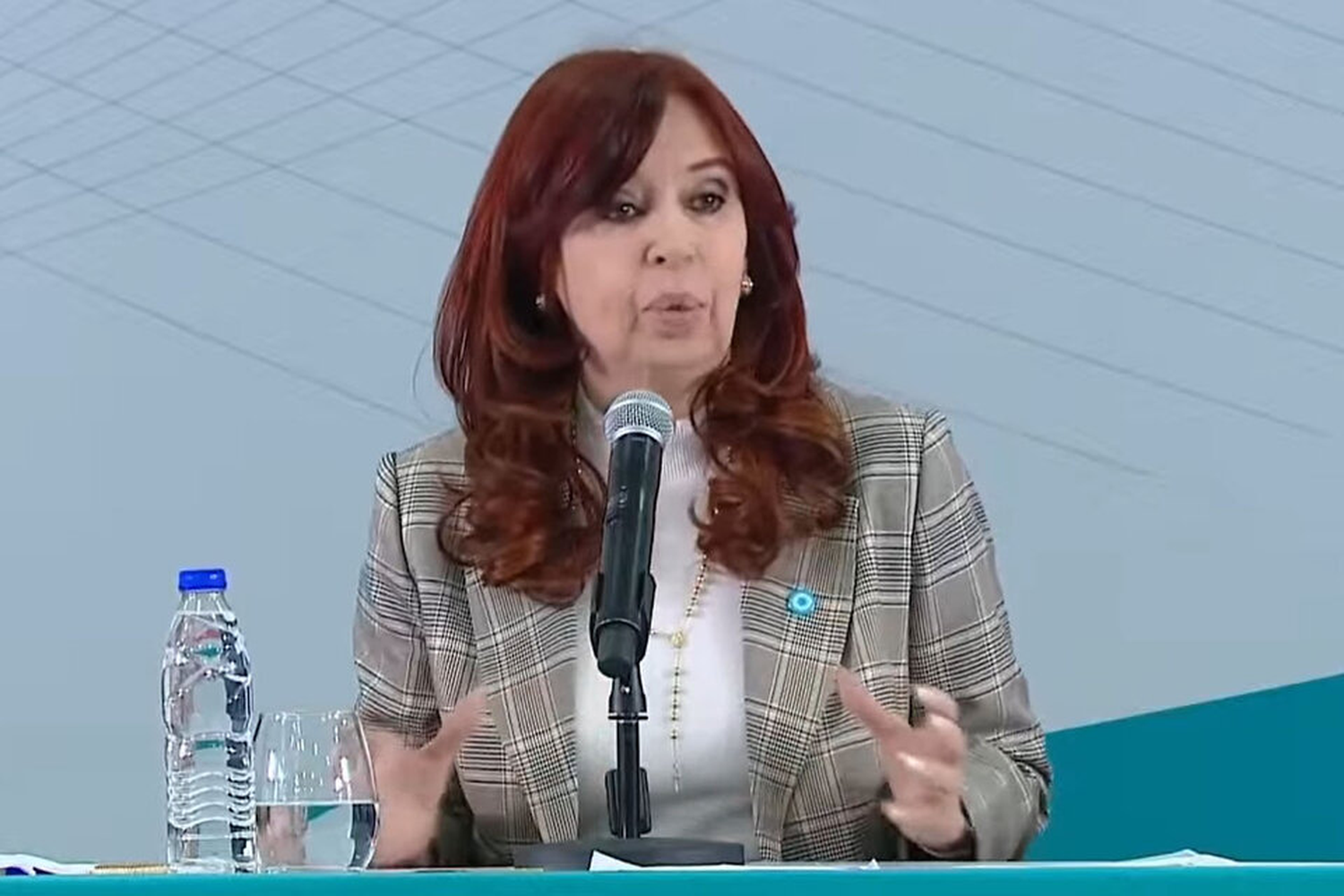 Cristina Kirchner a Milei: "Largue a Milton Friedman y a la escuela austríaca, cace el manual argentino y siéntese a administrar"