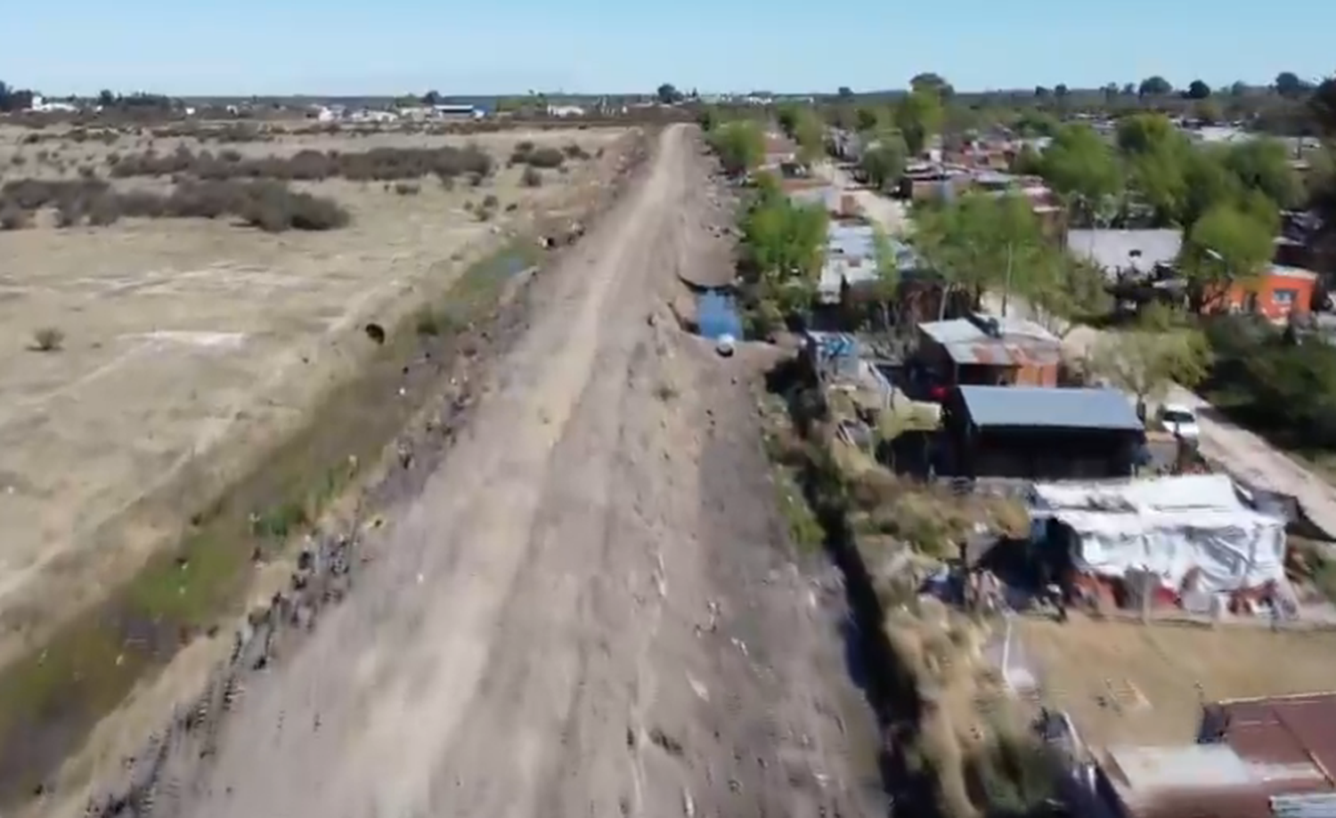 Trabajos de limpieza en el canal de Barrio Minuán