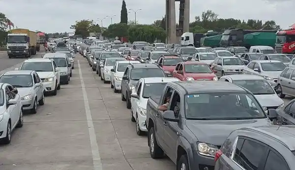 Casi 30 kilómetros de cola de autos en el Puente San Martín
