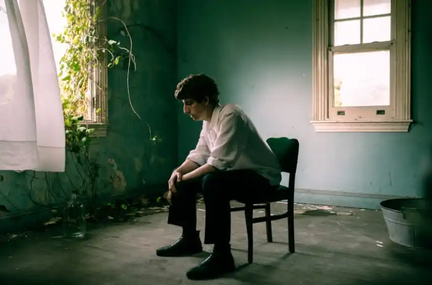 León Sanchez despide el año con su primer videoclip "El Umbral"