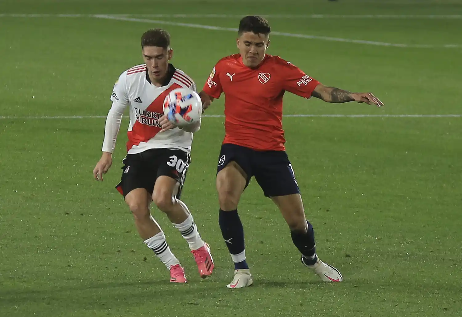 Independiente sacó ventaja y River lo atropelló hasta llegar al merecido empate