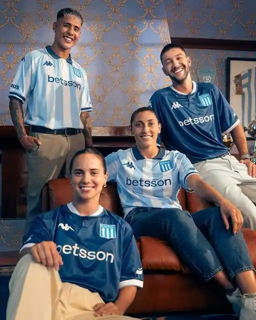 Agostina Holzheier protagonista en la presentación de la nueva camiseta de Racing