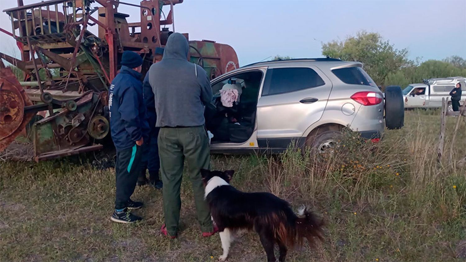 Un hombre fue hospitalizado tras chocar su camioneta contra una antigua cosechadora