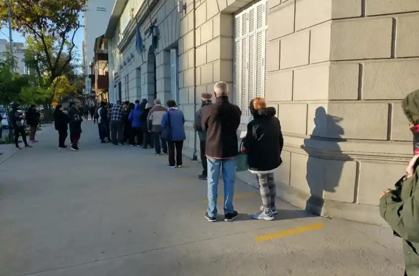 Tras el paro de municipales, más de 150 metros para recibir la vacuna antigripal