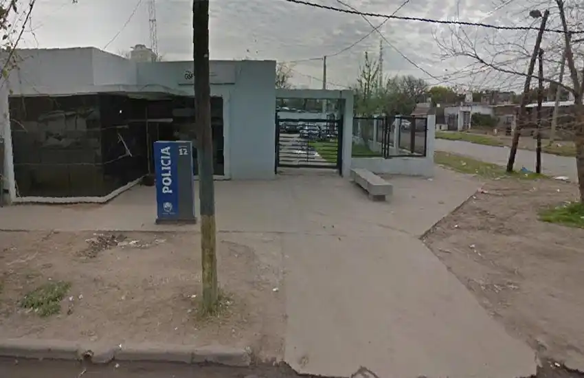 Forzó la cerradura del auto de un inspector y le robó la gorra