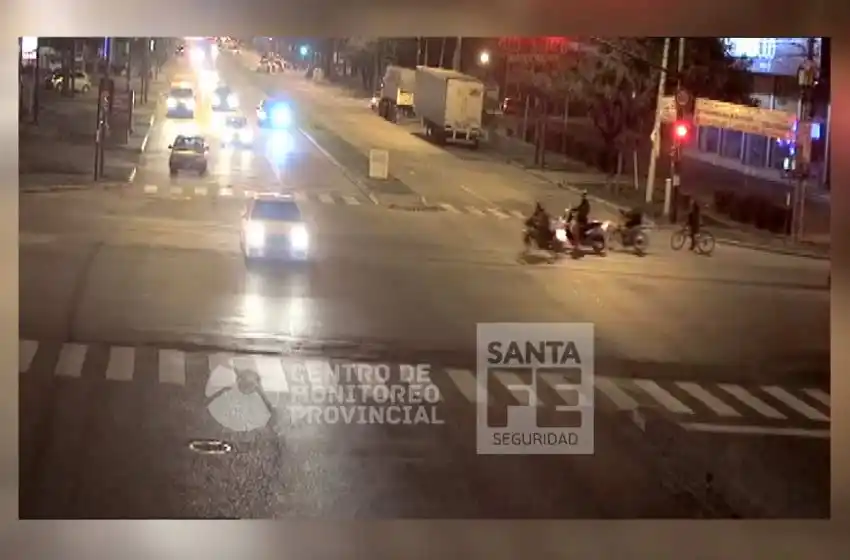 Pasó el semáforo en rojo, perdió el control de su moto y chocó