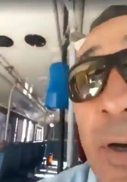Colectivero se filma haciéndole una broma de mal gusto a un pasajero
