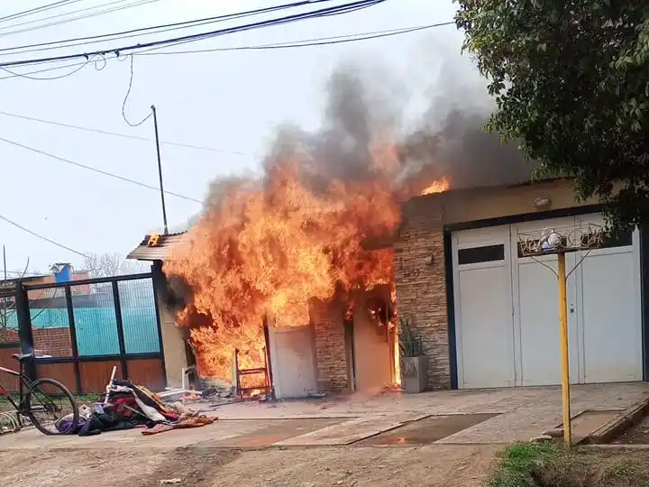 Voraz incendio en una vivienda de Venado Tuerto,
