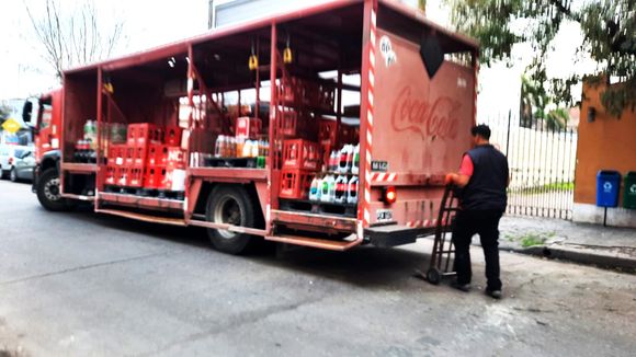 Carga y descarga en el centro: sin señalización de zonas, carteles de horario ni controles