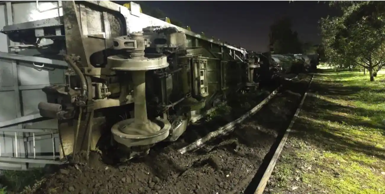 Descarriló un tren del Belgrano Cargas en Santa Fe y generó caos: vagones volcados y calles cortadas