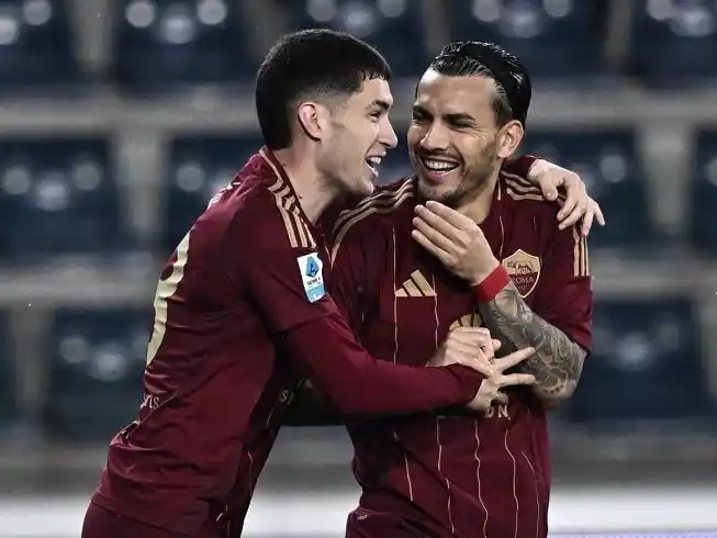 Soulé festeja el gol de la victoria con Paredes.