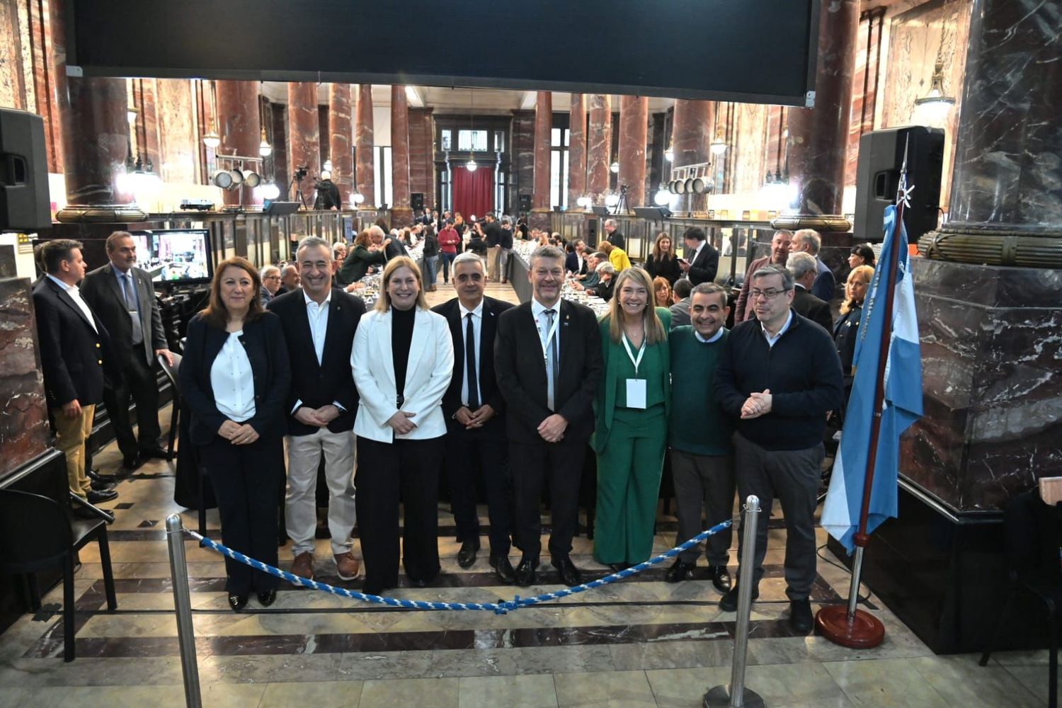 La vicegobernadora junto a rectores y legisladores.