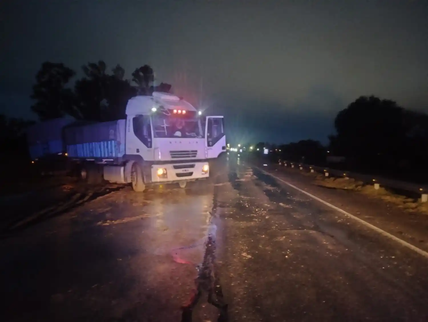 Vuelco de un camión cisterna en Ruta 34 y otro bloqueo en Ruta 2 complican el tránsito en el norte provincial - 1