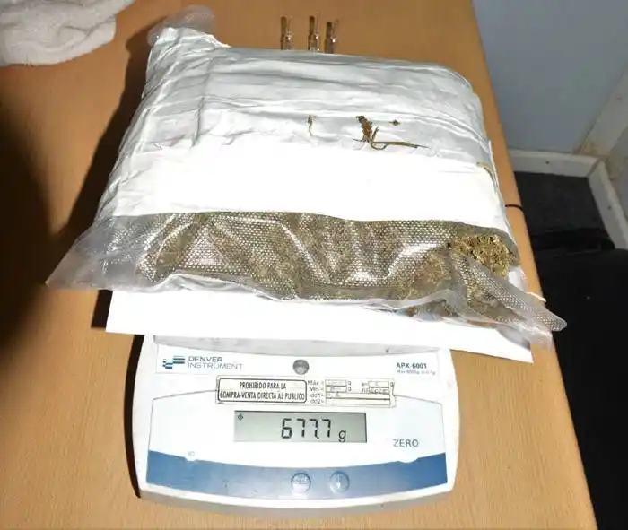 Hallan marihuana y un arma de fuego, en dos ómnibus