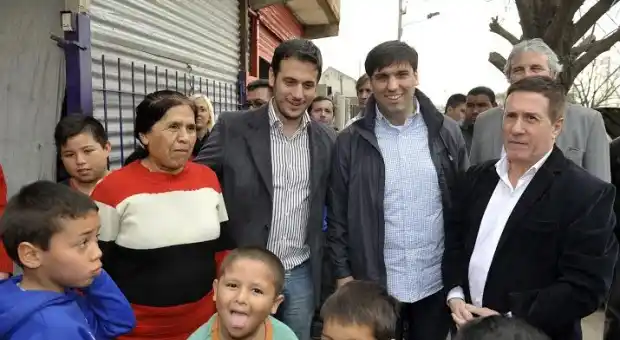 Julián Álvarez recorrió Lanús junto a Diego Bossio