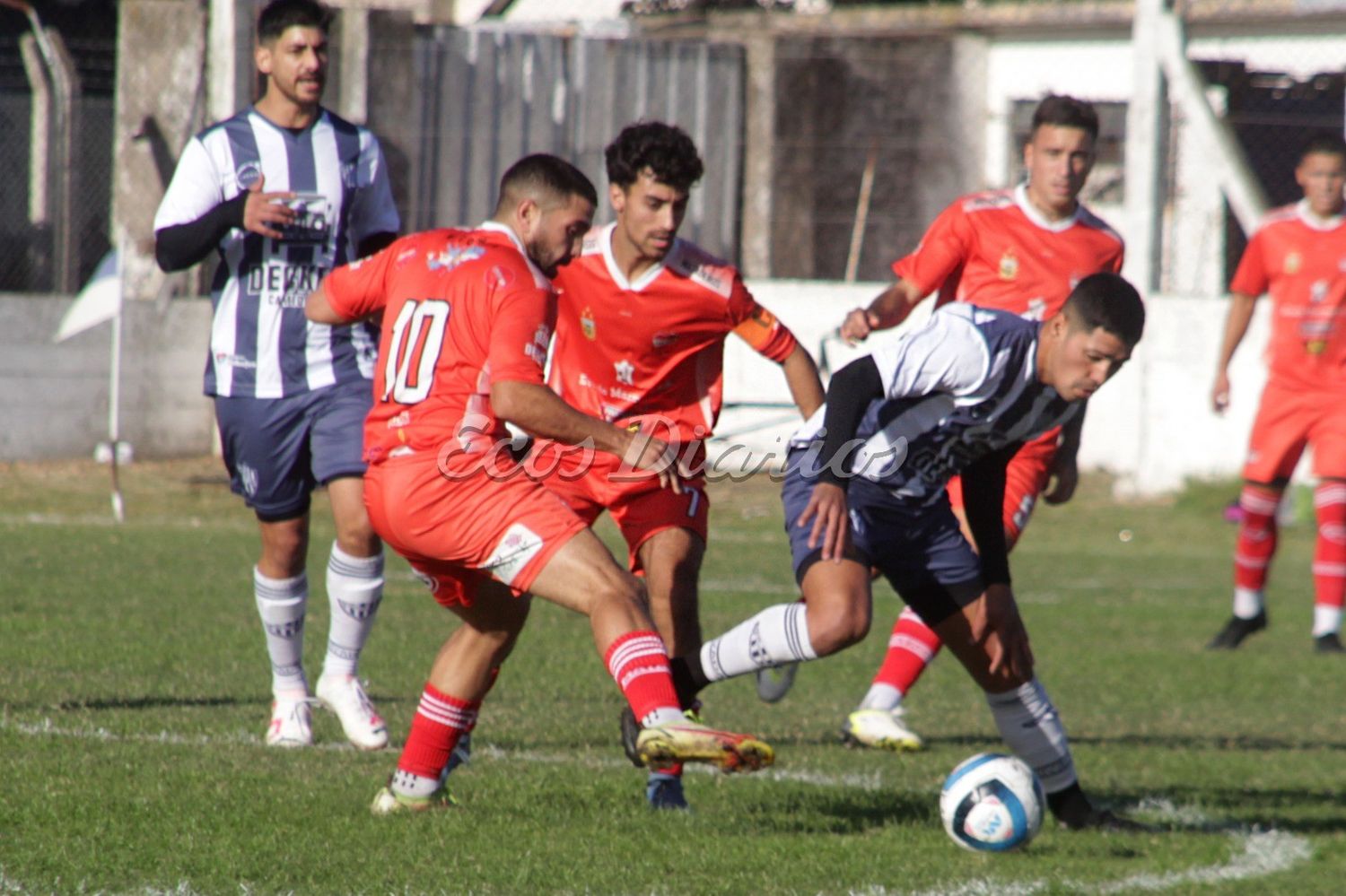 Mauro Gutiérrez protege el balón ante la marca de los hombres de Mataderos por el Pre Federal