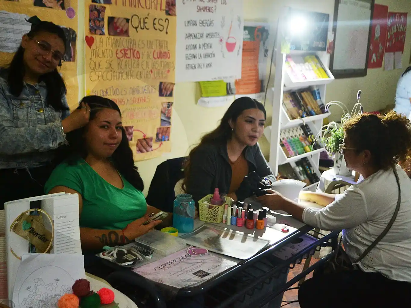 La ESJA N° 2 “Roberto Epele” realizó una feria de emprendimientos con gran participación estudiantil