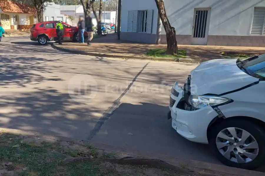 Una mujer hospitalizada y un adolescente lesionado tras un choque en barrio 9 de Julio